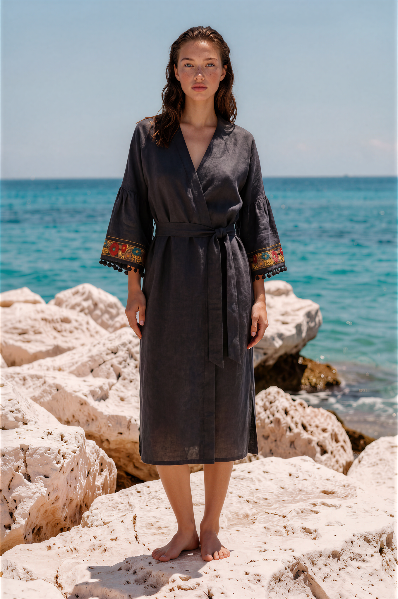 Siyah Çiçek İşlemeli Keten Kimono