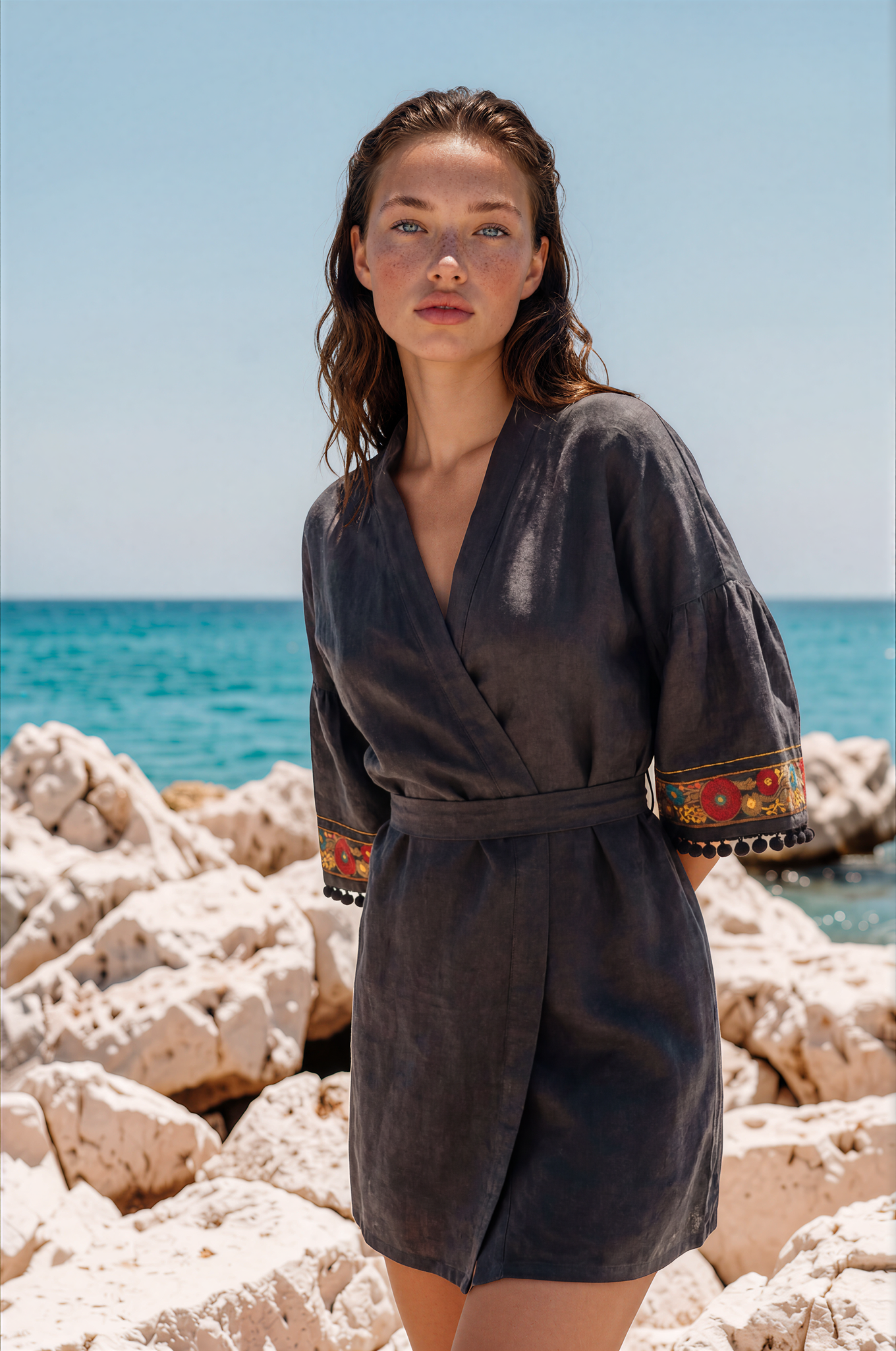 Siyah Çiçek İşlemeli Keten Kimono